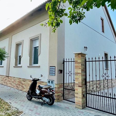 Voeroesmarty Apartmanhaz Makó Buitenkant foto
